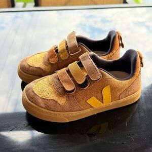 Veja Kids boys multico/ Camel Small V-10 Suede strap Sneakers size EU 29/ USA 12